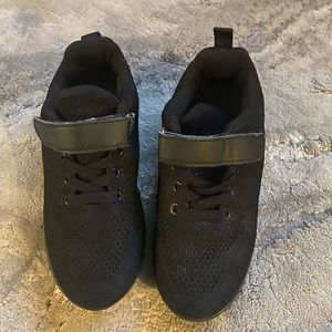 Boy/girl black cloth sneakers sold as is